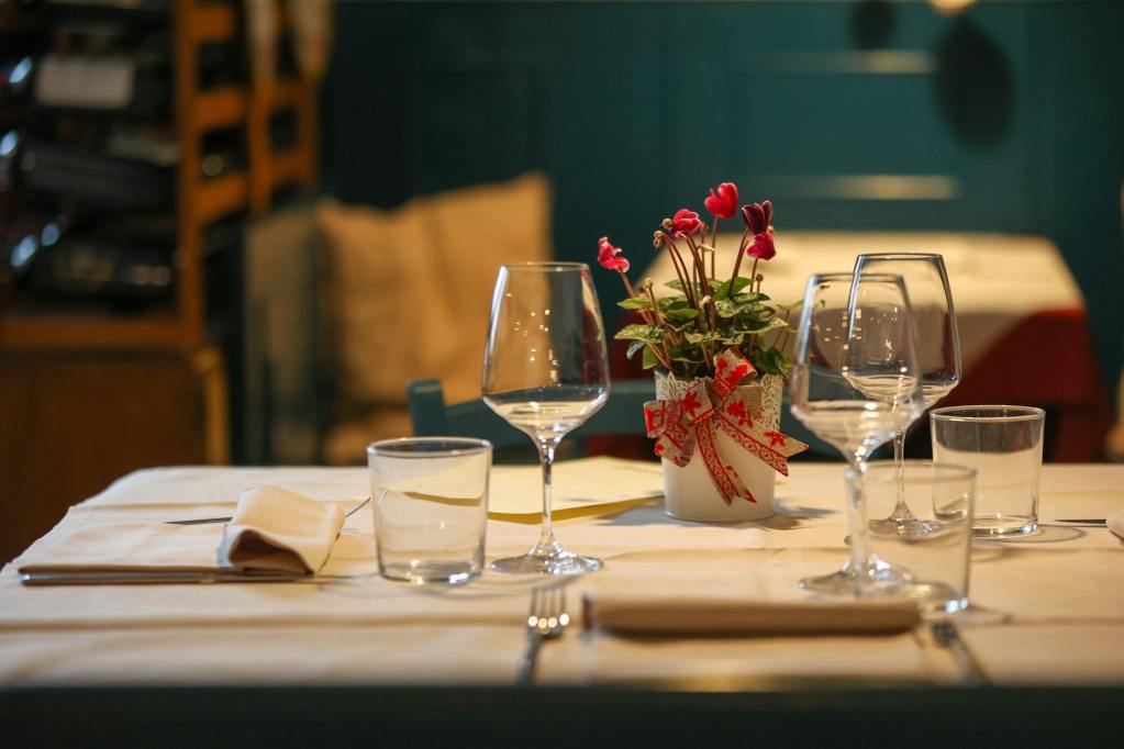 clean glassware and napkins on a table in a restaurant